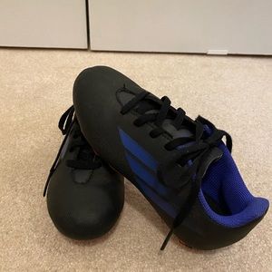 Adidas youth soccer cleats size 1. Excellent condition.